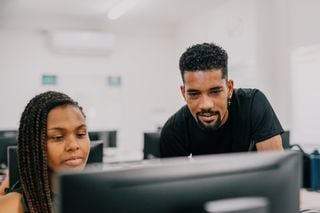 Jovens trabalhando em escritório