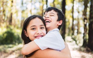 duas crianças dando um abraço