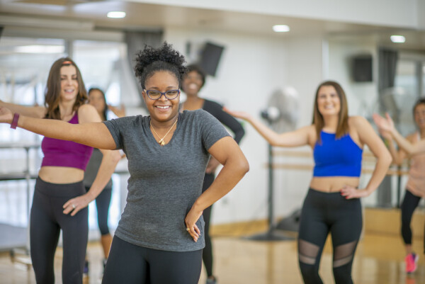 Mulheres dançando em aula de dança fitness