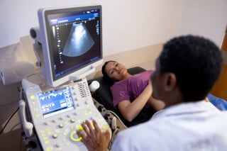 Grávida fazendo ultrassonografia