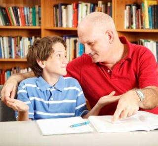 Criança estudando com ajuda
