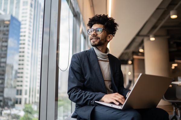 Homem jovem no ambiente do trabalho