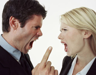Homem e mulher estressados brigando no trabalho