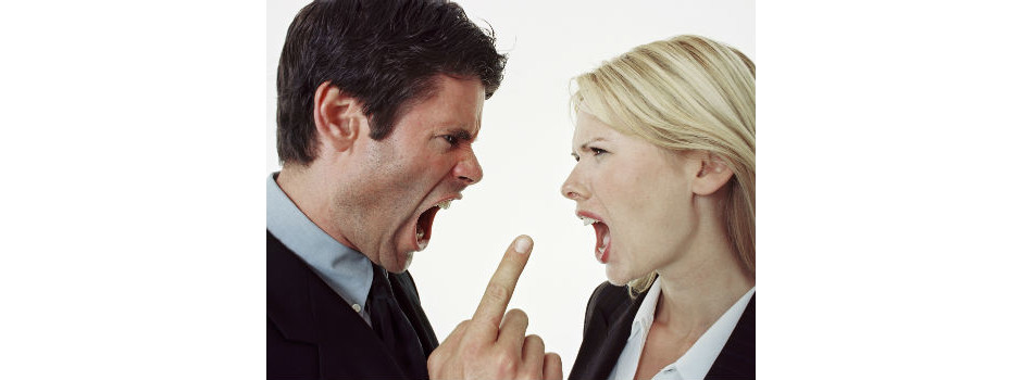 Homem e mulher estressados brigando no trabalho