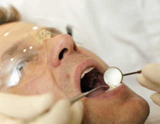 Pessoa com periodontite em consultório odontológico