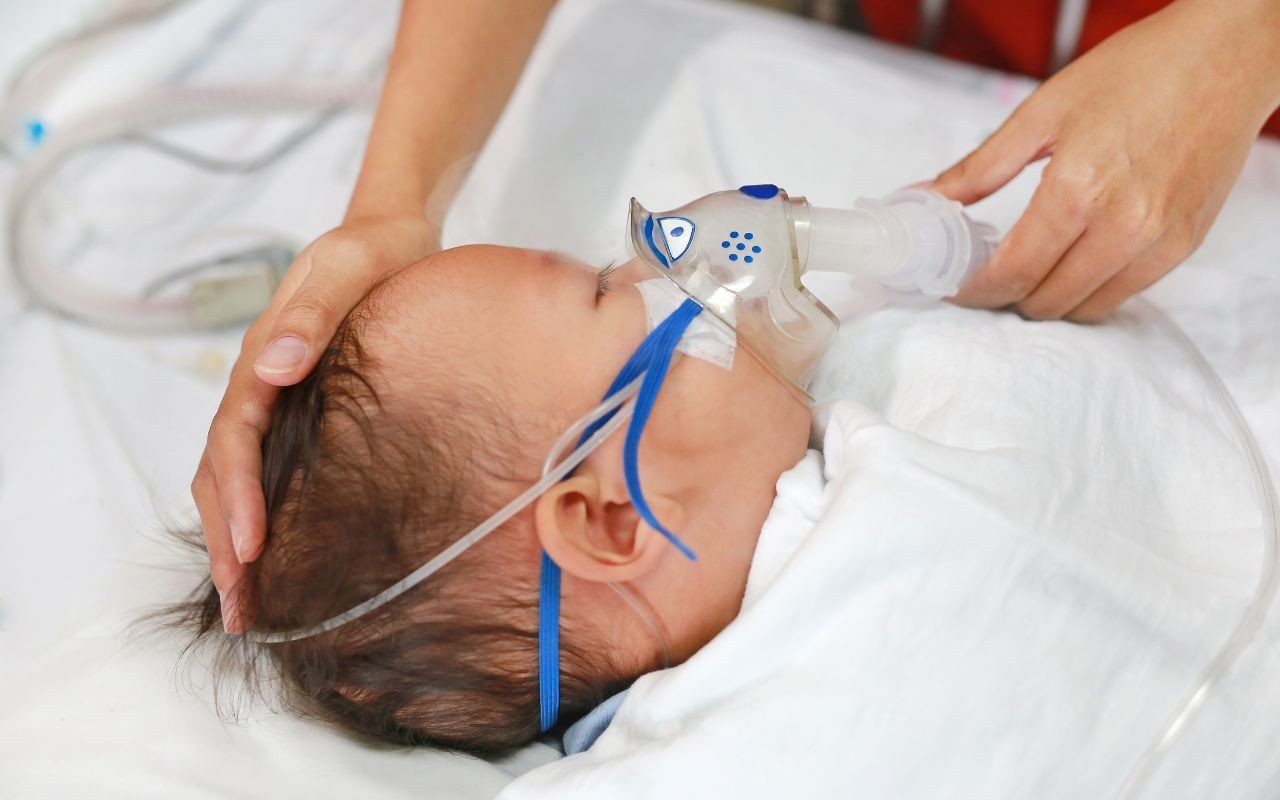 bebê com máscara de oxigênio
