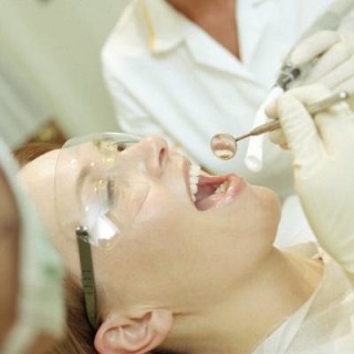 Mulher durante procedimento odontológico