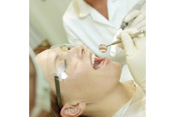 Mulher durante procedimento odontológico