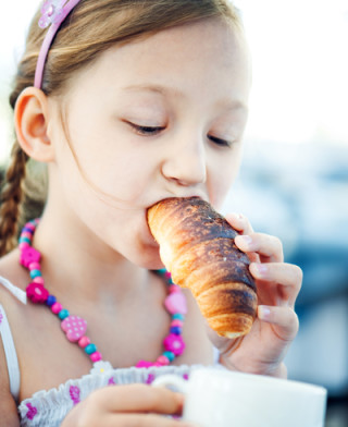 criança comendo um croissant - Foto: Getty Images