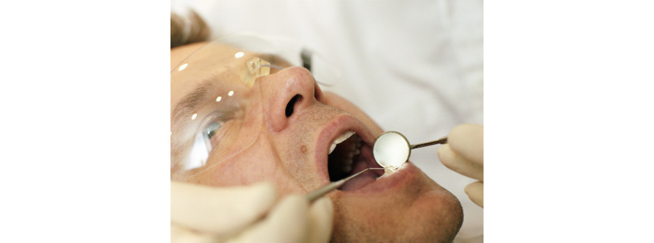 Homem fazendo enxerto ósseo para implante dentário 