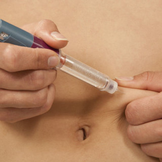 mulher aplicando insulina na barriga - Foto: Getty Images