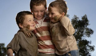 Crianças brincando e se sujando - Foto: Getty Images