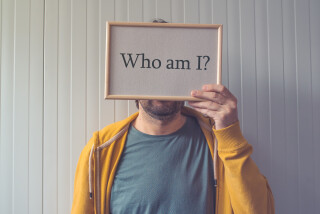 Homem introspectivo - Quem sou eu, conceito de auto-conhecimento com pergunta cobrindo rosto