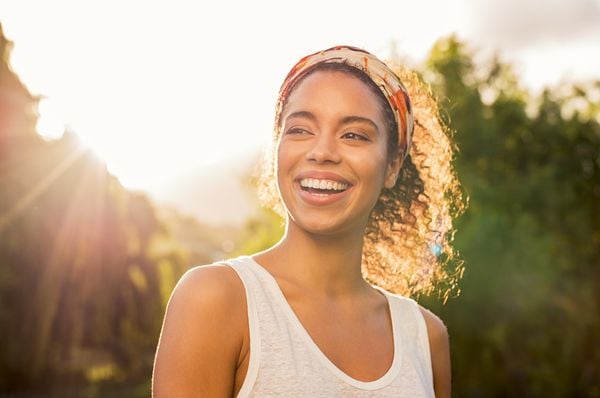 Mulher negra sorrindo