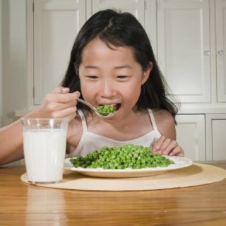 Garotinha comendo legumes - foto Getty Images