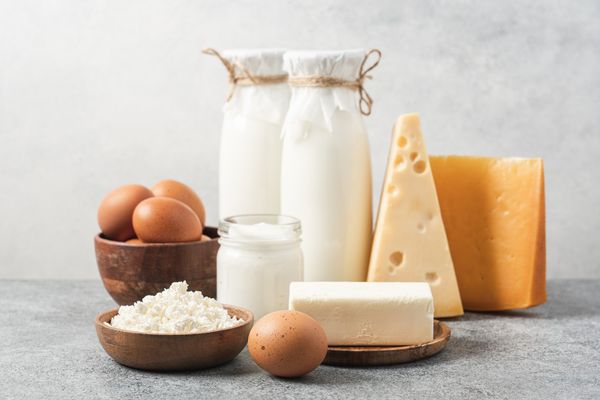 imagem que mostra leite, queijos, ovos e manteiga em cima de uma mesa