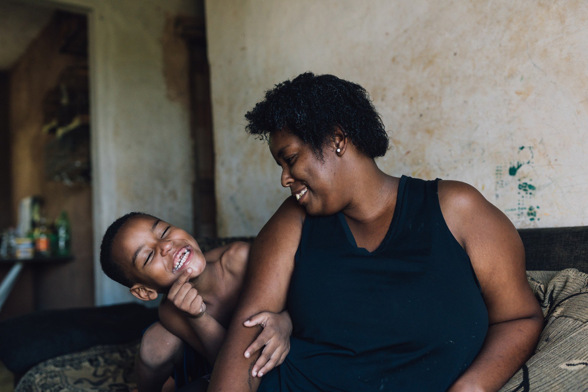 Mãe e filho sorrindo um para o outro