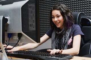 Jogando videogame no computador - foto: Getty Images
