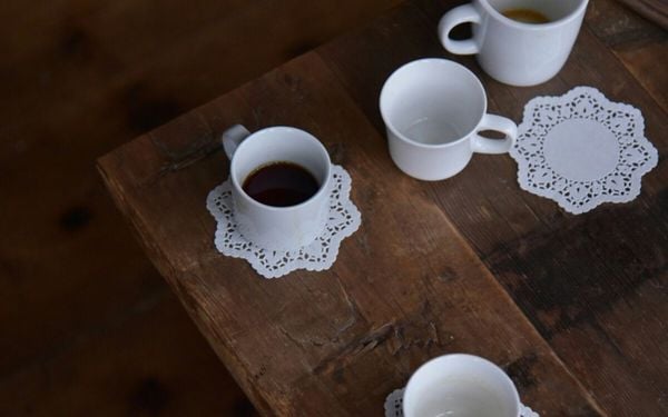 xícara de café com restinho da bebida