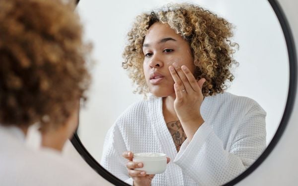 mulher negra fazendo skincare