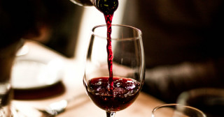 Substância encontrada no vinho pode ajudar a emagrecer