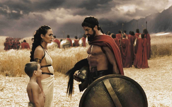 Mulher, homem e menino em cena no filme '300'