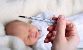 Saiba quais são as causas de febre mais comuns em bebês