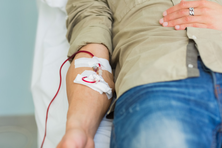 Homem doando sangue - Foto: Shutterstock