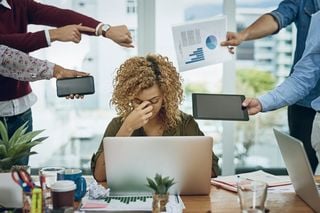 Mulher estressada com demandas do trabalho