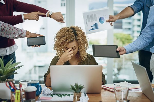 Mulher estressada com demandas do trabalho