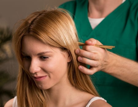 Microagulhamento para os cabelos trata calvície e queda de cabelo