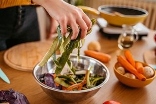 Cascas de legumes em um pote