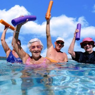 Idosos na piscina - Foto Getty Images
