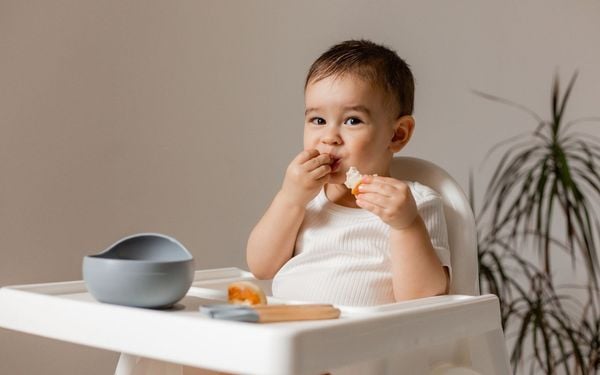 bebê comendo na cadeira de alimentação