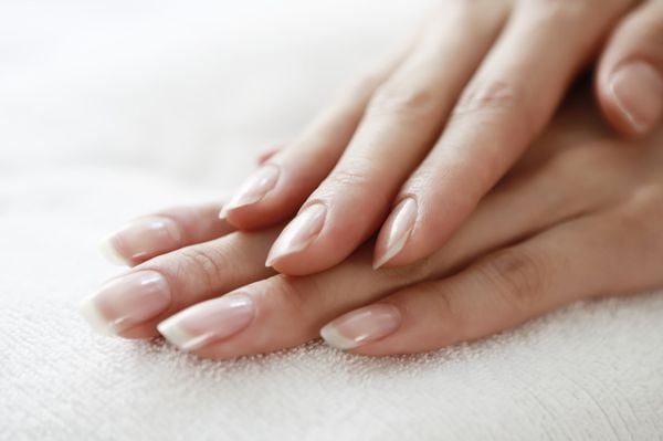 Mãos femininas com unhas saudáveis