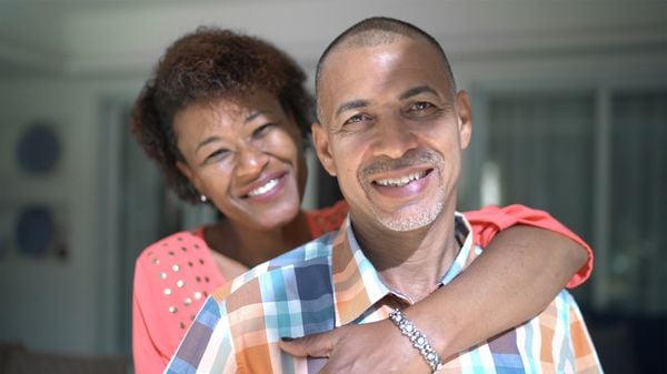 Casal de namorados abraçados e sorridentes