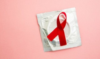 Ter HIV não dispensa uso de camisinha