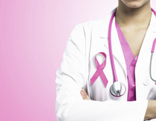 médica com uma fita do câncer de mama