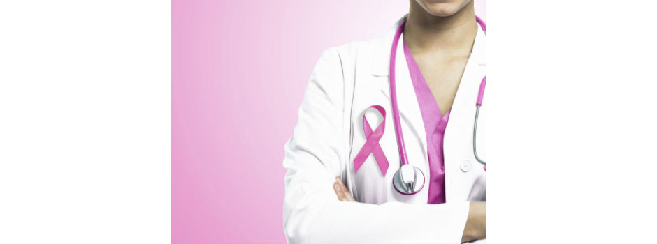 médica com uma fita do câncer de mama