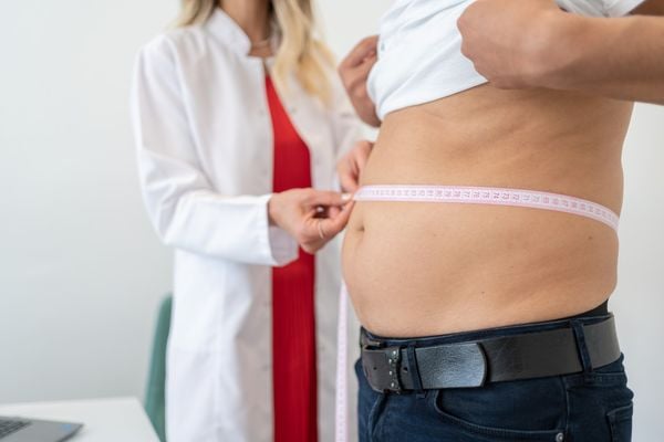 nutricionista mede circunferência abdominal de homem com excesso de peso