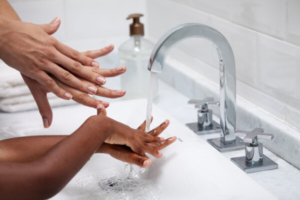Lavar as mãos protege o organismo de problemas típicos da estação