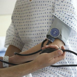 Médico medindo a pressão arterial - Foto Getty Images
