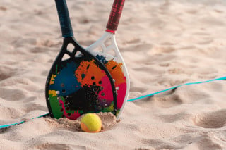 Raquetes e bola de beach tennis - Foto: JB Lostada/Getty Images