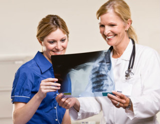 médica e enfermeira olhando um raio-x