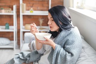 mulher tomando sopa