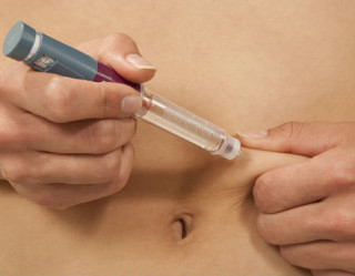 mulher aplicando insulina na barriga
