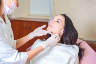 Dermatologista é o profissional mais indicado para realizar procedimentos estéticos