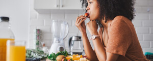 Mulher comendo alimentos saudáveis
