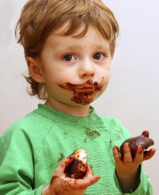 Criança se lambuzando com o doce - Foto: Getty Images