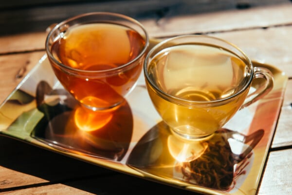 duas xícaras de chá em cima de mesa de madeira